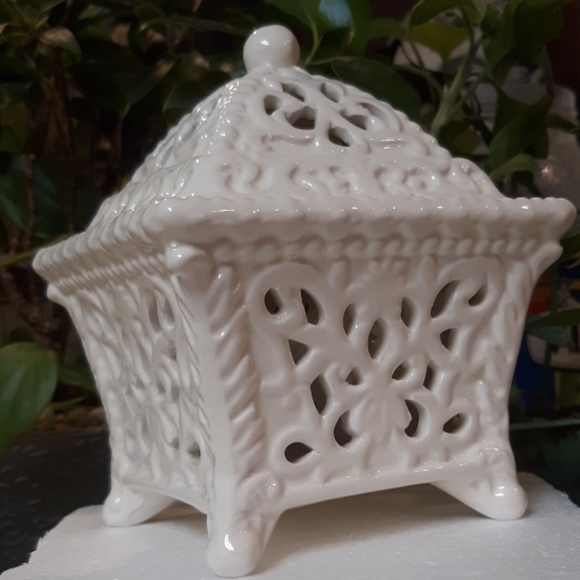 Kirkland Signature White Ceramic Decorative Box - Picture 1 of 8
